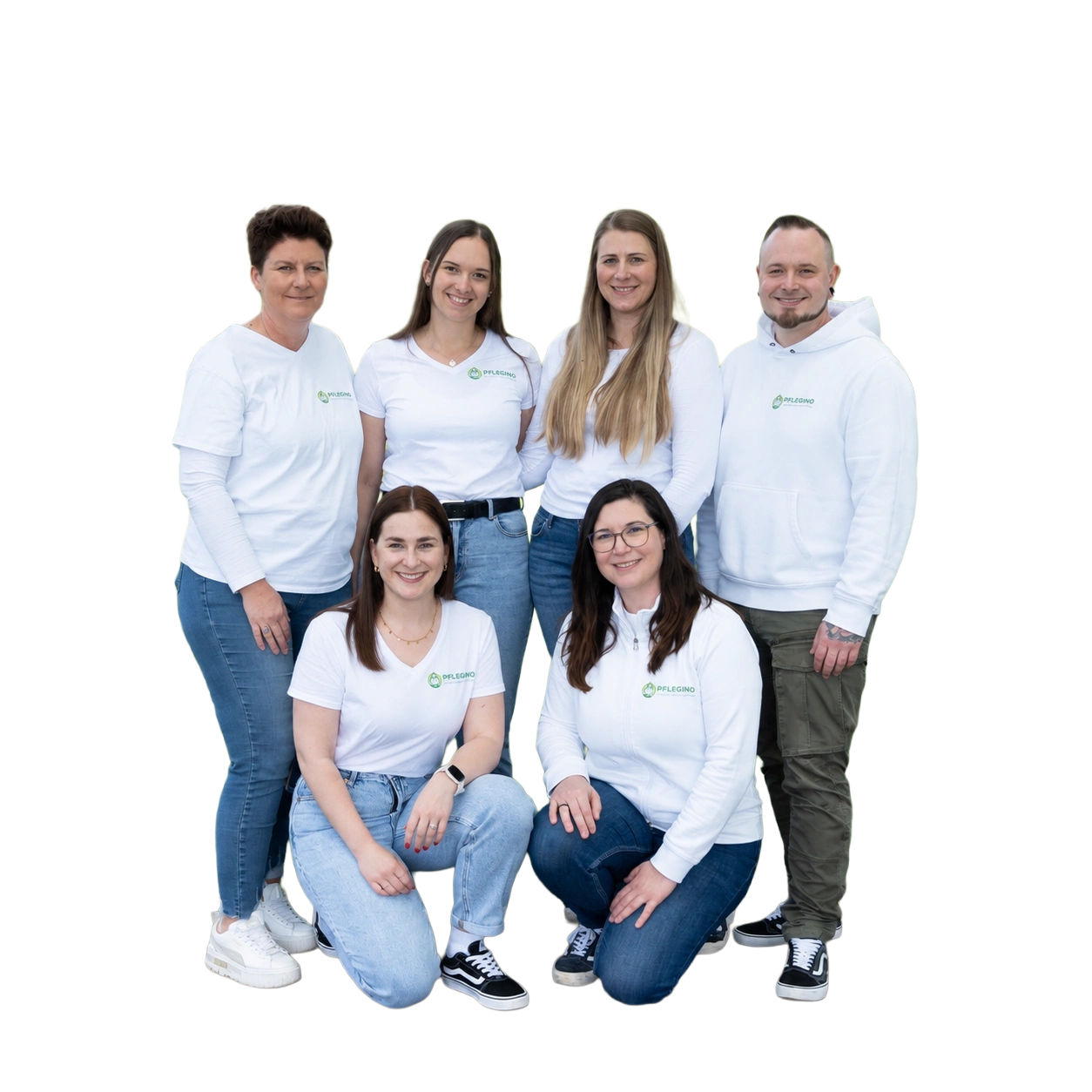 Das Team von Pflegino Pflegeberatung in Hessen, lächelnd in weißen T-Shirts, bereit für professionelle Pflegeberatung.